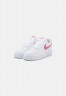 Nike Sportswear W AIR FORCE 1 07 ESS TRND Sneaker low white/desert berry W AIR FORCE 1 07 ESS TRND Низкие кроссовки женские белые/пустынные ягоды