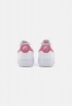 Nike Sportswear W AIR FORCE 1 07 ESS TRND Sneaker low white/desert berry W AIR FORCE 1 07 ESS TRND Низкие кроссовки женские белые/пустынные ягоды