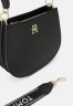 Tommy Hilfiger LIFE MED CROSSOVER Across body bag black LIFE MED CROSSOVER Сумка через плечо черный