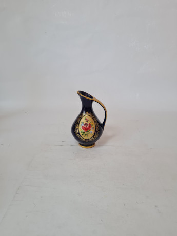 Ваза-кувшин винтажная B.H Geschenke, темно-синий фарфор с красочным цветочным орнаментом и позолотой, 12 x 7,5 см, Германия, 1960-70гг.