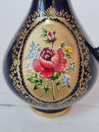 Ваза-кувшин винтажная B.H Geschenke, темно-синий фарфор с красочным цветочным орнаментом и позолотой, 12 x 7,5 см, Германия, 1960-70гг.
