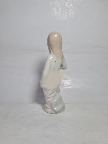 Статуэтка винтажная Sanbo Valencia "Девочка в пижаме", фарфор, 20 см, Испания, 1970-80гг.