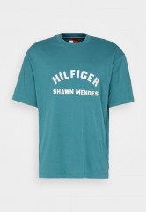 Tommy Hilfiger TOMMY HILFIGER X SHAWN MENDES ARCHIVE TEE UNISEX Print T-shirt frosted green ФУТБОЛКА TOMMY HILFIGER X SHAWN MENDES ARCHIVE UNISEX Футболка с принтом матовый зеленый