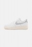 Nike Sportswear W AIR FORCE 1 07 ESS TRND Sneaker low summit white/metallic silver/sail white W AIR FORCE 1 07 ESS TRND Низкие кроссовки женские вершина белый/серебристый металлик/белый парус