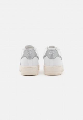 Nike Sportswear W AIR FORCE 1 07 ESS TRND Sneaker low summit white/metallic silver/sail white W AIR FORCE 1 07 ESS TRND Низкие кроссовки женские вершина белый/серебристый металлик/белый парус