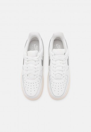 Nike Sportswear W AIR FORCE 1 07 ESS TRND Sneaker low summit white/metallic silver/sail white W AIR FORCE 1 07 ESS TRND Низкие кроссовки женские вершина белый/серебристый металлик/белый парус