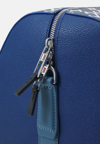 Tommy Hilfiger BUSINESS MONOGRAM DUFFLE UNISEX Weekend bag black СУМКА BUSINESS MONOGRAM DUFFLE UNISEX Сумка выходного дня черный