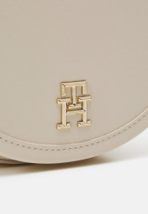 Tommy Hilfiger CITY SUMMER SADDLE SET Across body bag sugarcane CITY SUMMER SADDE SET Сумка через плечо сахарный тростник