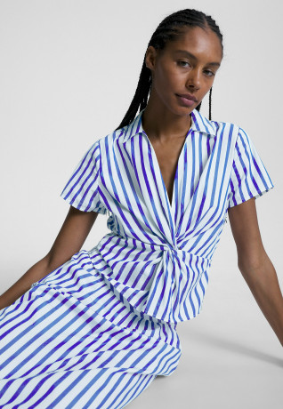 Tommy Hilfiger STRIPE TWIST DETAIL SHORT SLEEVE Blouse banker stp ultra blue КОРОТКИЙ РУКАВ С ПОЛОСОЙ TWIST DETAIL Блузка банкир стп ультра синий