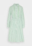 Tommy Hilfiger STRIPE MIDI SHIRT DRESS Shirt dress nola/spring lime ПЛАТЬЕ-РУБАШКА МИДИ В ПОЛОСКУ Платье-рубашка нола / весенний лайм
