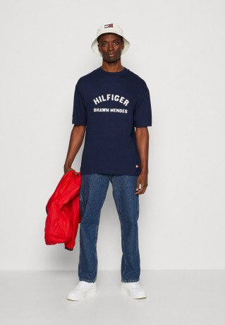 Tommy Hilfiger TOMMY HILFIGER X SHAWN MENDES ARCHIVE TEE UNISEX Print T-shirt carbon navy ФУТБОЛКА TOMMY HILFIGER X SHAWN MENDES ARCHIVE UNISEX Футболка с принтом углеродный флот