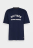 Tommy Hilfiger TOMMY HILFIGER X SHAWN MENDES ARCHIVE TEE UNISEX Print T-shirt carbon navy ФУТБОЛКА TOMMY HILFIGER X SHAWN MENDES ARCHIVE UNISEX Футболка с принтом углеродный флот