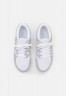 Nike Sportswear FREE RUN 2 Sneaker low white/summit white/pure platinum FREE RUN 2 Низкие кроссовки женские белый/саммит белый/чистая платина