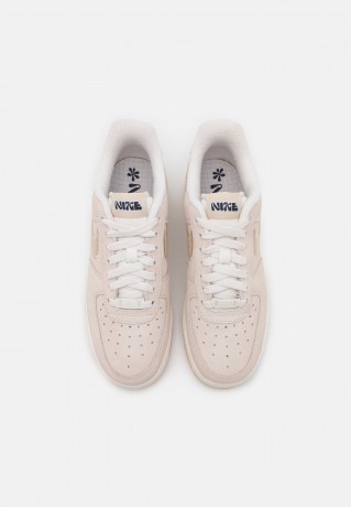 Nike Sportswear WMNS AIR FORCE 1 07 SE Sneaker low phantom/sanddrift/black/white/light silver WMNS AIR FORCE 1 07 SE Низкие кроссовки женские фантом/песок/черный/белый/светло-серебристый