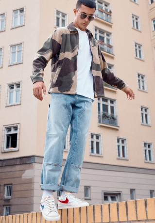 Nike Sportswear BLAZER #x27;77 UNISEX Sneaker low light bone/summit white/university red/deep royal blue/sail/summit white BLAZER #x27;77 UNISEX Низкие кроссовки женские светлая кость/белый вершина/университетский красный/глубокий королевский синий/парус/