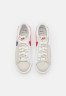 Nike Sportswear BLAZER #x27;77 UNISEX Sneaker low light bone/summit white/university red/deep royal blue/sail/summit white BLAZER #x27;77 UNISEX Низкие кроссовки женские светлая кость/белый вершина/университетский красный/глубокий королевский синий/парус/