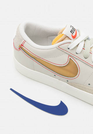 Nike Sportswear BLAZER #x27;77 UNISEX Sneaker low light bone/summit white/university red/deep royal blue/sail/summit white BLAZER #x27;77 UNISEX Низкие кроссовки женские светлая кость/белый вершина/университетский красный/глубокий королевский синий/парус/
