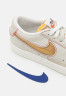 Nike Sportswear BLAZER #x27;77 UNISEX Sneaker low light bone/summit white/university red/deep royal blue/sail/summit white BLAZER #x27;77 UNISEX Низкие кроссовки женские светлая кость/белый вершина/университетский красный/глубокий королевский синий/парус/