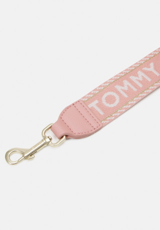 Tommy Hilfiger LIFE MED CROSSOVER Across body bag soothing pink LIFE MED CROSSOVER Сумка через плечо успокаивающий розовый