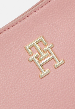 Tommy Hilfiger LIFE MED CROSSOVER Across body bag soothing pink LIFE MED CROSSOVER Сумка через плечо успокаивающий розовый