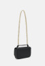 Tommy Hilfiger OUTLINE CROSSOVER Across body bag black OUTLINE CROSSOVER Сумка через плечо черный