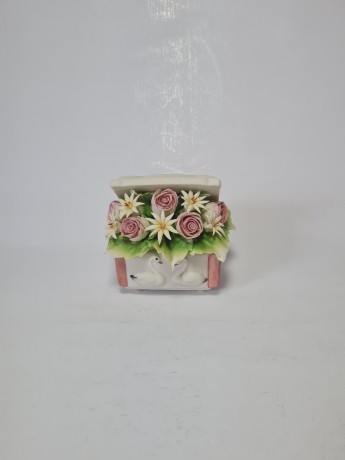 Статуэтка винтажная миниатюрная Capodimonte "Цветы в шкатулке", фарфор, 10 см, Италия, 1960-70гг.