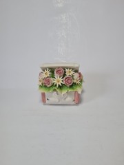 Статуэтка винтажная миниатюрная Capodimonte "Цветы в шкатулке", фарфор, 10 см, Италия, 1960-70гг.