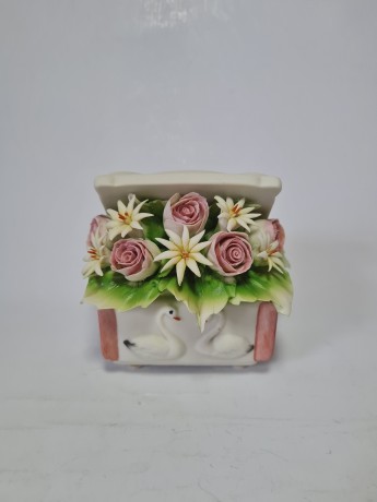 Статуэтка винтажная миниатюрная Capodimonte "Цветы в шкатулке", фарфор, 10 см, Италия, 1960-70гг.