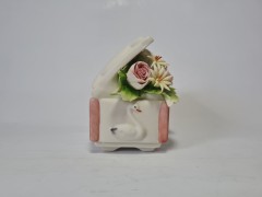 Статуэтка винтажная миниатюрная Capodimonte "Цветы в шкатулке", фарфор, 10 см, Италия, 1960-70гг.