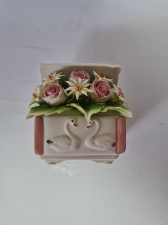 Статуэтка винтажная миниатюрная Capodimonte "Цветы в шкатулке", фарфор, 10 см, Италия, 1960-70гг.