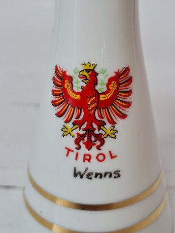 Ваза винтажная Lilien Porzellan, белый фарфор с красно-желтым гербом, 12,5 x 6 см, Австрия, 1960-70гг.