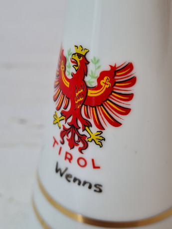 Ваза винтажная Lilien Porzellan, белый фарфор с красно-желтым гербом, 12,5 x 6 см, Австрия, 1960-70гг.