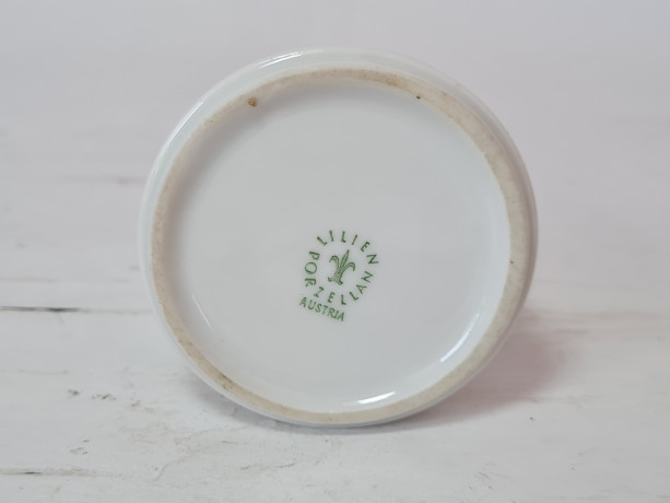 Ваза винтажная Lilien Porzellan, белый фарфор с красно-желтым гербом, 12,5 x 6 см, Австрия, 1960-70гг.