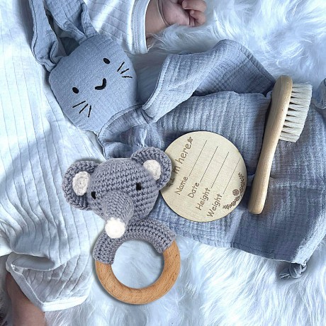 Angels Baby Gehakelte Babyrassel aus Baumwolle mit Beissring aus Holz in niedlichem Tiermotiv Вязаная крючком детская погремушка из хлопка с деревянным колечком для прорезывания зубов в милом зверином мотиве.