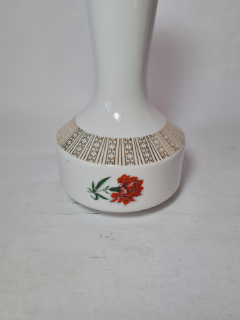 Ваза винтажная Winterling Kirchenlamitz Bavaria с красной гвоздикой и золотистым декором, фарфор, 22.5 см, Германия, 1960-70гг.