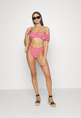 Tommy Hilfiger HIGH LEG CHEEKY BIKINI Bikini bottoms primary red/white HIGH LEG CHEEKY BIKINI Плавки бикини первичный красный/белый