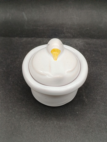 Шкатулка винтажная Apilco Terrine с гусенком на крышке, фарфор, 7 х 7 см, Франция, 1970-80гг.