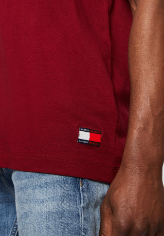 Tommy Hilfiger TOMMY HILFIGER X SHAWN MENDES ARCHIVE TEE UNISEX Print T-shirt rouge ФУТБОЛКА TOMMY HILFIGER X SHAWN MENDES ARCHIVE UNISEX Футболка с принтом румяна