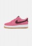 Nike Sportswear WMNS AIR FORCE 1 07 SE Sneaker low desert berry/black/burgundy crush/white/light silver/light brown WMNS AIR FORCE 1 07 SE Низкие кроссовки женские ягоды пустыни/черный/бордовый раздавленный/белый/светло-серебристый/светло-коричневый