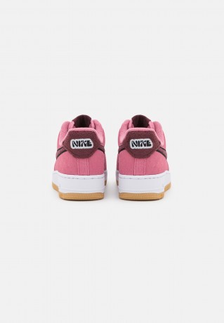 Nike Sportswear WMNS AIR FORCE 1 07 SE Sneaker low desert berry/black/burgundy crush/white/light silver/light brown WMNS AIR FORCE 1 07 SE Низкие кроссовки женские ягоды пустыни/черный/бордовый раздавленный/белый/светло-серебристый/светло-коричневый