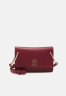 Tommy Hilfiger CHIC CROSSOVER Across body bag rouge CHIC CROSSOVER Сумка через плечо румяна