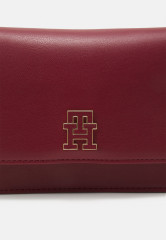 Tommy Hilfiger CHIC CROSSOVER Across body bag rouge CHIC CROSSOVER Сумка через плечо румяна