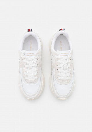 Tommy Hilfiger ELEVATED CHUNKY RUNNER Trainers white ELEVATED CHUNKY RUNNER — Кроссовки белый