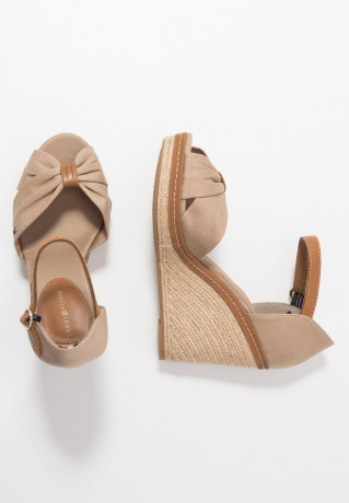 Tommy Hilfiger ICONIC ELENA SANDAL High heeled sandals cobblestone ICONIC ELENA SANDAL Босоножки на высоком каблуке булыжник