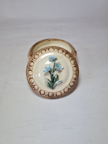 Шкатулка-бонбоньерка винтажная Capodimonte Italy "Незабудка", в бело-коричневых тонах с фактурным декором, фарфор,7 x 10 см, Италия, 1960-70гг