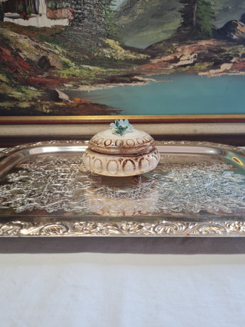 Шкатулка-бонбоньерка винтажная Capodimonte Italy "Незабудка", в бело-коричневых тонах с фактурным декором, фарфор,7 x 10 см, Италия, 1960-70гг