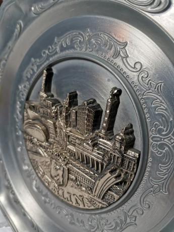 Koziol, Декоративная Тарелка-панно "Берлин" с трехмерным изображением достопримечательностей Берлина, металл, 22см, Германия 1980г