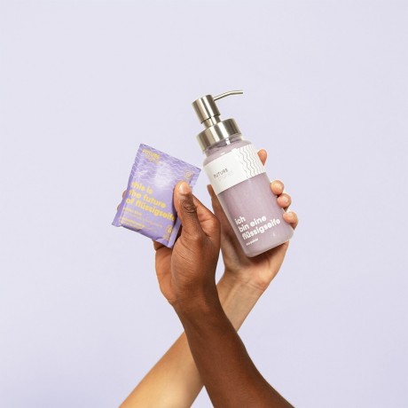 FUTURE STORIES Vorteilskit 3er Set Flussigseifen Pulver Lavendel & Bergamotte inkl. Pumpspender  Набор Advantage Kit из 3 жидких мыльных порошков лаванды и бергамота, включая помпу-дозатор