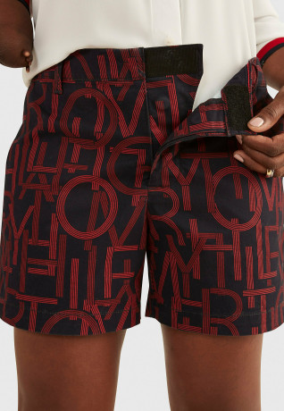Tommy Hilfiger ADAPTIVE LOGO Shorts regatta red multi АДАПТИВНЫЙ ЛОГОТИП — шорты регата красный мульти