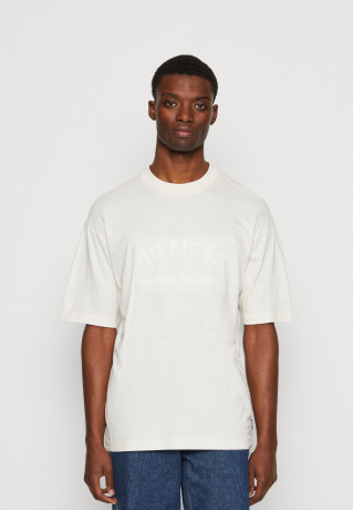 Tommy Hilfiger TOMMY HILFIGER X SHAWN MENDES ARCHIVE TEE UNISEX Print T-shirt weathered white ФУТБОЛКА TOMMY HILFIGER X SHAWN MENDES ARCHIVE UNISEX Футболка с принтом выветрившийся белый